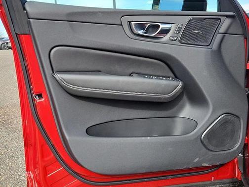 2025 Volvo XC60 B5 Ultra