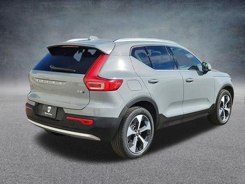 2025 Volvo XC40 B5 Core Bright Theme