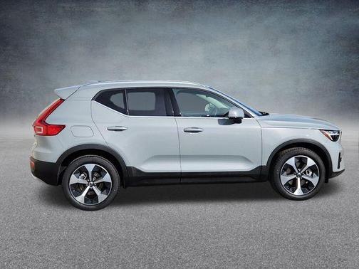 2025 Volvo XC40 B5 Core Bright Theme