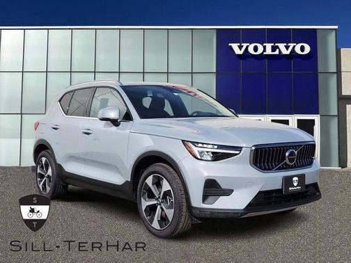 2025 Volvo XC40 B5 Core Bright Theme
