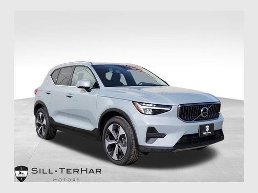 2025 Volvo XC40 B5 Core Bright Theme