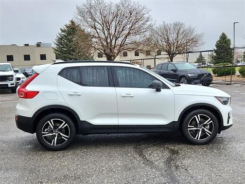 2023 Volvo XC40 B5 Plus Dark Theme