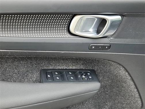 2023 Volvo XC40 B5 Plus Dark Theme