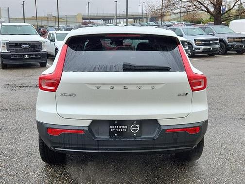 2023 Volvo XC40 B5 Plus Dark Theme
