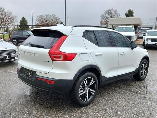 2023 Volvo XC40 B5 Plus Dark Theme