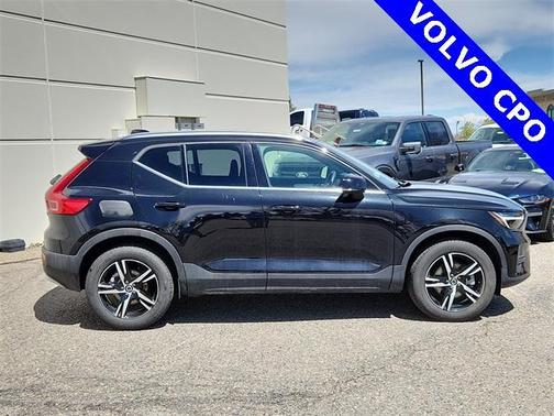 2025 Volvo XC40 B5 Core Bright Theme