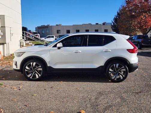 2023 Volvo XC40 B5 Plus Bright Theme