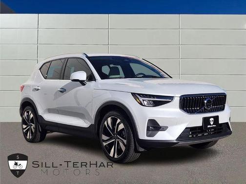 2023 Volvo XC40 B5 Plus Bright Theme