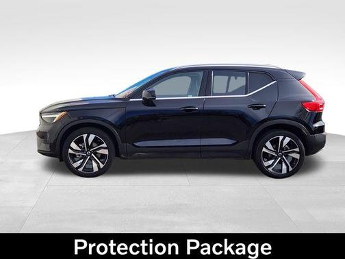 Onyx Black Metallic 2023 Volvo XC40 B5 Ultimate Bright Theme