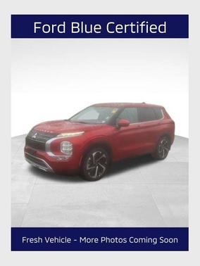 Red 2023 Mitsubishi Outlander SE