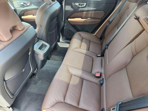 2025 Volvo XC60 B5 Plus