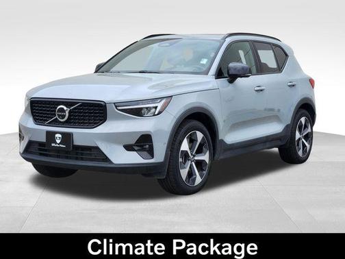 Metallic 2025 Volvo XC40 B5 Plus Dark Theme