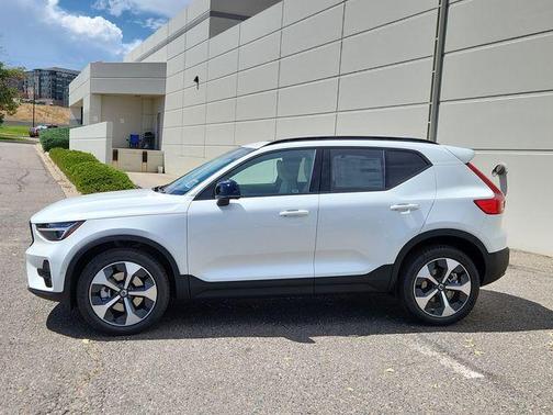 2026 Volvo XC40 B5 Plus