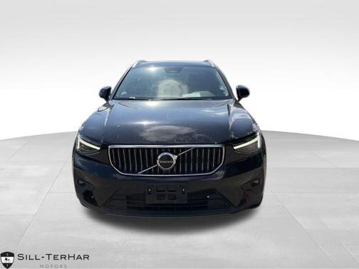 Onyx Black Metallic 2023 Volvo XC40 B5 Ultimate Bright Theme