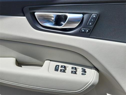 2025 Volvo XC60 Plug-In Hybrid T8 Plus