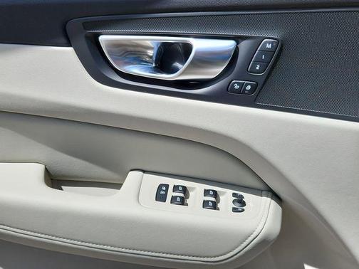 2025 Volvo XC60 Plug-In Hybrid T8 Plus