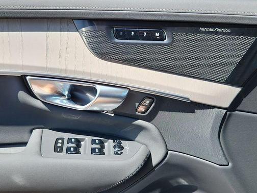 2025 Volvo XC90 B6 Ultra