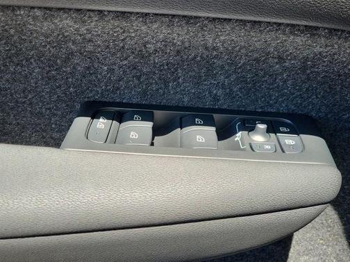 2025 Volvo XC40 B5 Ultra Bright Theme