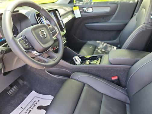 2025 Volvo XC40 B5 Ultra Bright Theme