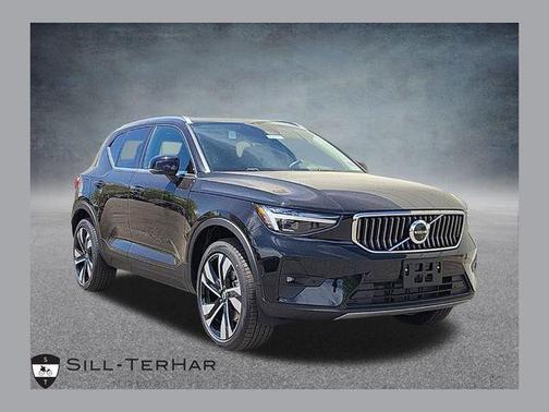 2025 Volvo XC40 B5 Ultra Bright Theme