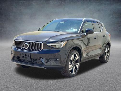 2025 Volvo XC40 B5 Ultra Bright Theme