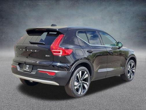 2025 Volvo XC40 B5 Ultra Bright Theme