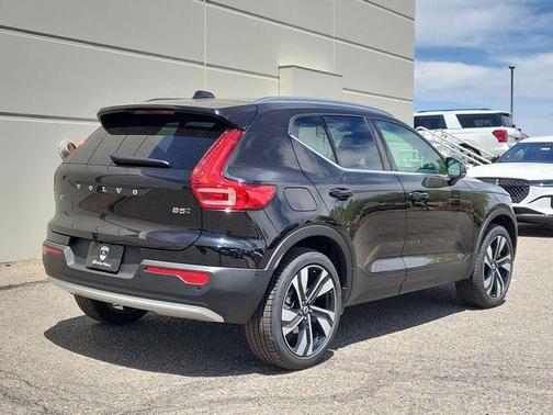 2025 Volvo XC40 B5 Ultra Bright Theme