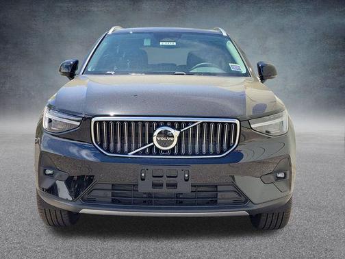 2025 Volvo XC40 B5 Ultra Bright Theme