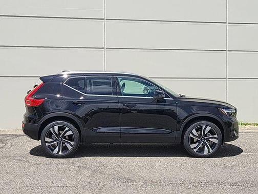 2025 Volvo XC40 B5 Ultra Bright Theme
