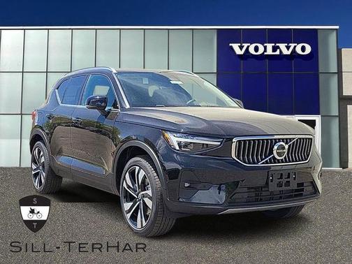 2025 Volvo XC40 B5 Ultra Bright Theme