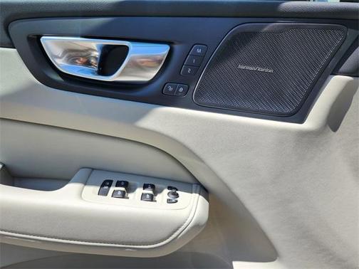 2025 Volvo XC60 Plug-In Hybrid T8 Plus
