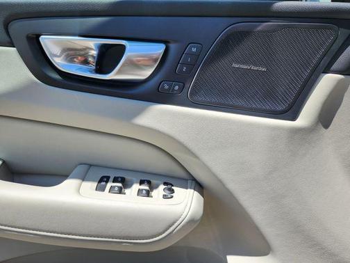 2025 Volvo XC60 Plug-In Hybrid T8 Plus