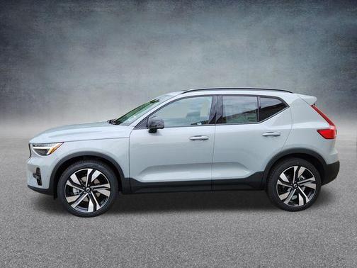 2025 Volvo XC40 B5 Plus Dark Theme