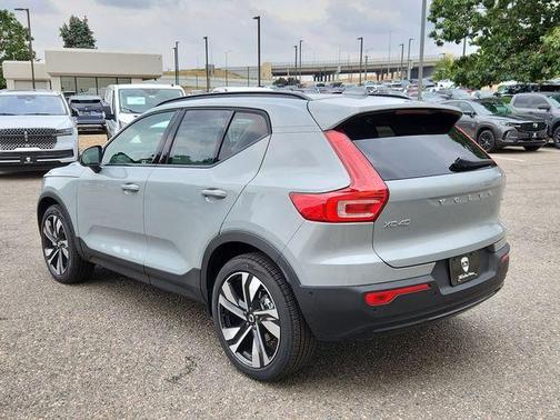 2025 Volvo XC40 B5 Plus Dark Theme
