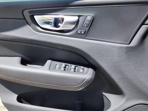 2025 Volvo XC60 B5 Core