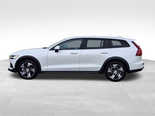 2024 Volvo V60 Cross Country B5 Plus