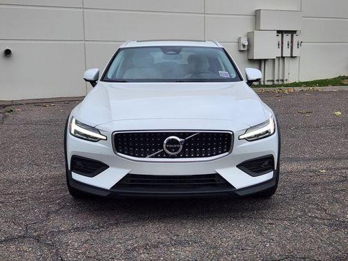 2024 Volvo V60 Cross Country B5 Plus