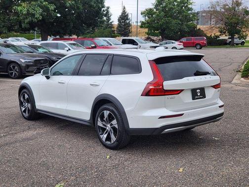 2024 Volvo V60 Cross Country B5 Plus