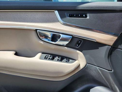 2025 Volvo XC90 B5 Core