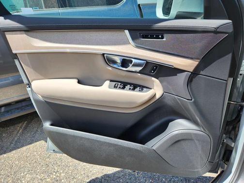 2025 Volvo XC90 B5 Core