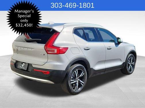 2025 Volvo XC40 B5 Core Bright Theme
