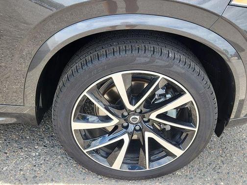 2025 Volvo XC90 B5 Plus