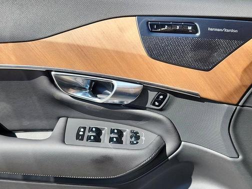 2025 Volvo XC90 B5 Plus