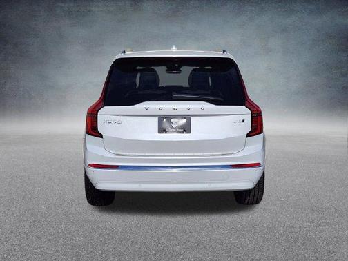 Crystal White Pearl 2026 Volvo XC90 B6 Plus 7-Seater