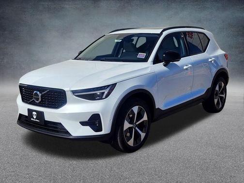 2026 Volvo XC40 B5 Plus