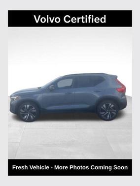 2023 Volvo XC40 B5 Ultimate Dark Theme