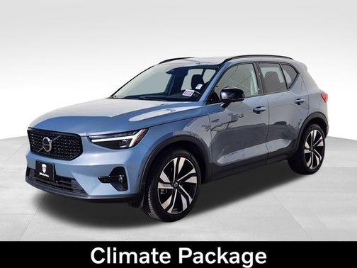 2023 Volvo XC40 B5 Ultimate Dark Theme