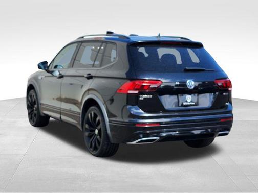 Deep Black Pearl Effect 2021 Volkswagen Tiguan 2.0T SE R-Line Black