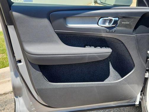 2025 Volvo XC40 B5 Ultra Bright Theme