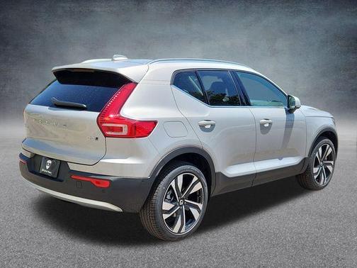 2025 Volvo XC40 B5 Ultra Bright Theme